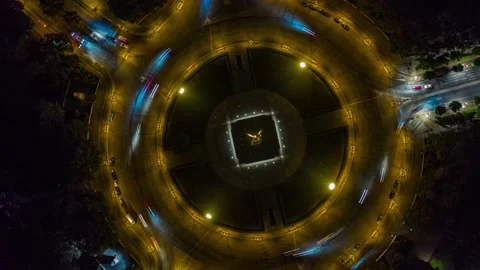 Aerial top down view of Berlin Victory Column roundabout traffic at night Vidéo 144644709