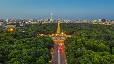 Aerial top down view of Berlin Victory Column roundabout and tiergarten park 스톡 동영상 146256573