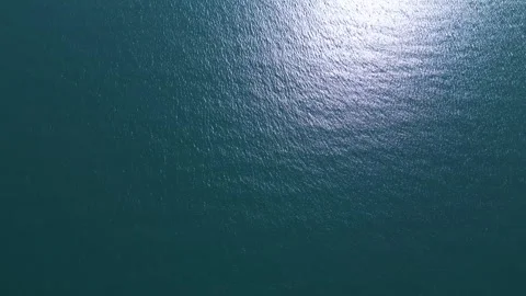 Aerial top down view of a blue sea water surface with sun reflection 스톡 동영상 336960840