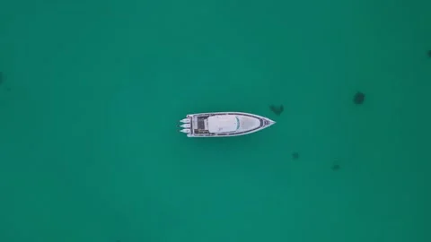 Aerial top-down view of a boat in turquoise water 스톡 동영상 306383315