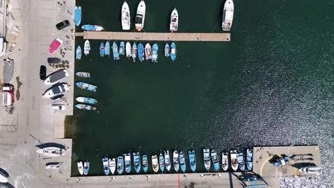 Aerial top down view of boats and yachts moored in harbor marina Vídeos de archivo 336954966