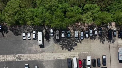 Aerial top down view of a busy parking lot with parked cars and a large whi.. Stock-Footage 337477866