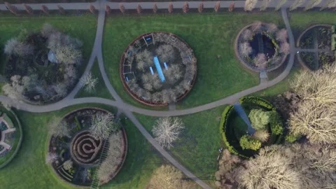 Aerial top down view of the circular gardens. Video stock 332483631