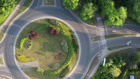 Aerial Top Down View of City Roundabout with Landscaped Island and Traffic Flow 스톡 동영상 311973671