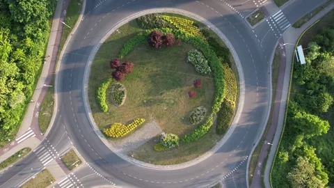 Aerial Top Down View of City Roundabout with Landscaped Island and Traffic Flow 스톡 동영상 313011013