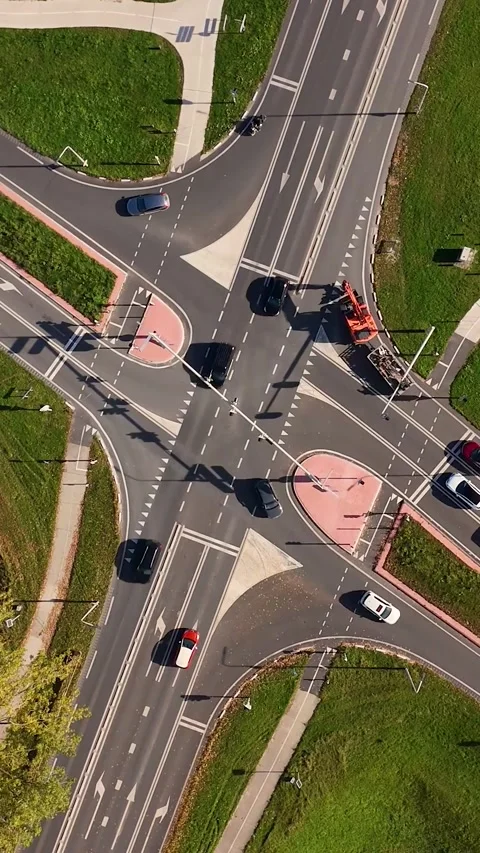 Aerial top-down view of city intersection traffic Видео 327108530
