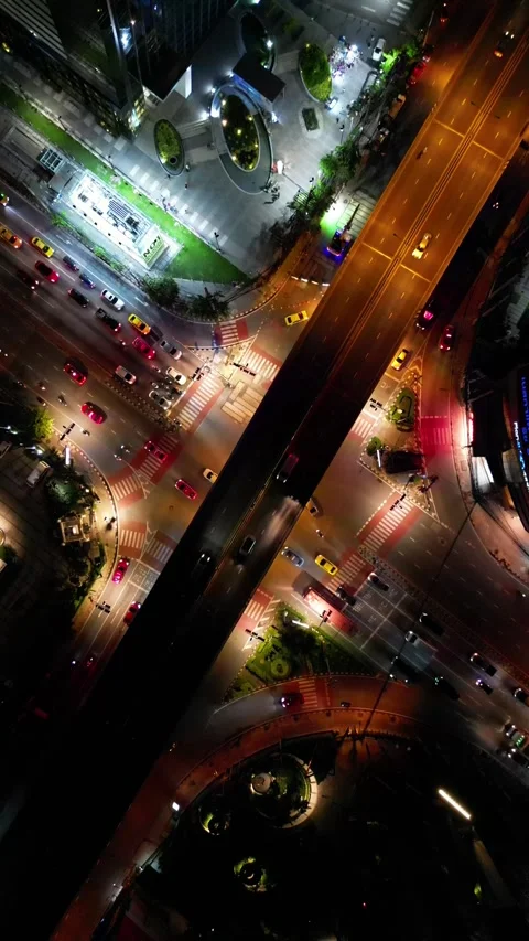 Aerial Top Down View of City Traffic Intersection at Night in Bangkok, Thailand Video stock 333598120