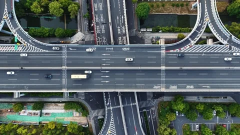 Aerial top down view of a complex junction with multiple lanes and green spaces Video stock 309792960