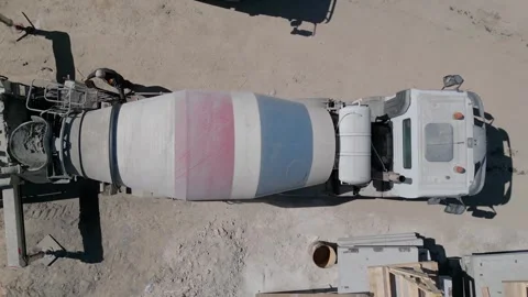 Aerial top down view of concrete mixer truck and worker on construction site Vidéo 333841959