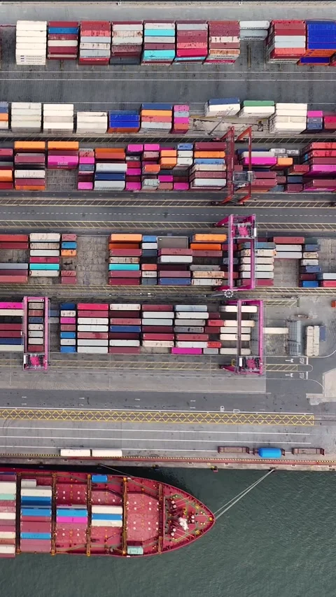 Aerial top down view of container ship unloading in a busy port 스톡 동영상 340581681