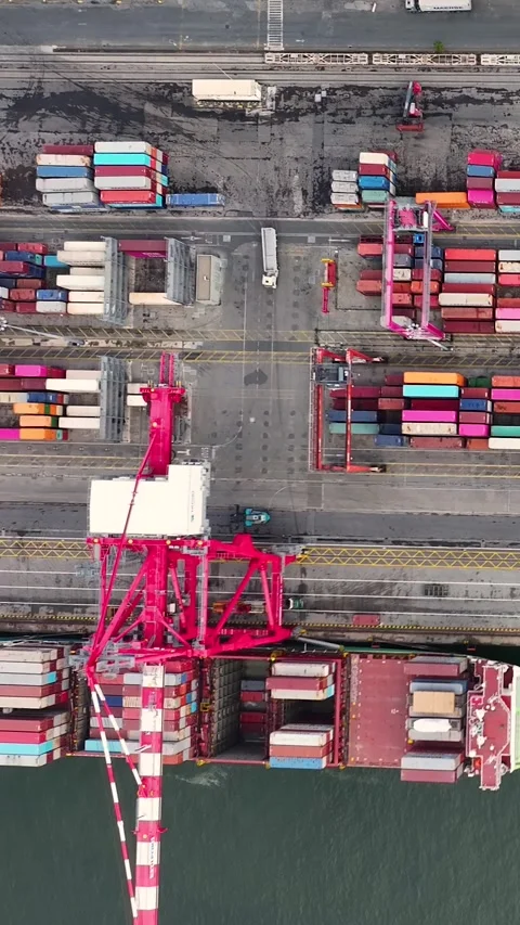 Aerial top down view of crane unloading cargo containers from a ship 스톡 동영상 340581698