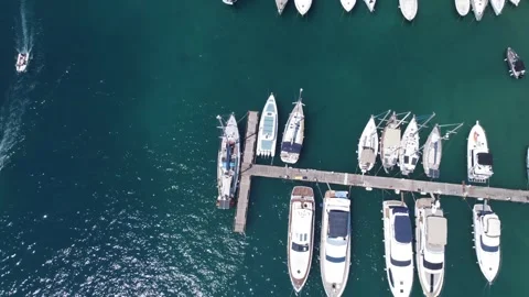 Aerial top-down view of docked sailboats. Top down view of yachts. 库存影片 339094543