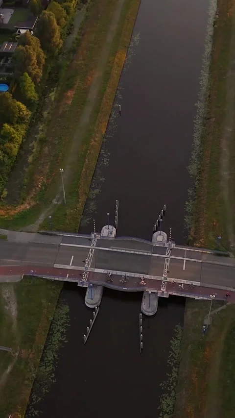 Aerial top down view of drawbridge opening over canal Vidéo 327109262