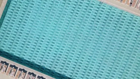 Aerial top down view of an empty resort swimming pool with sunbeds Vídeos de archivo 336959222
