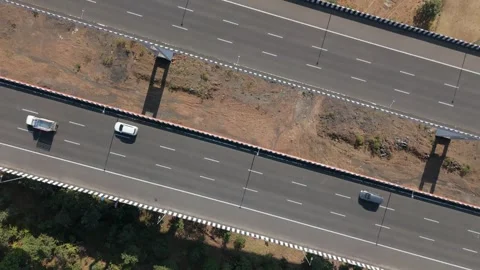 Aerial top down view of expressway traffic cars India highway 動画素材 336015015