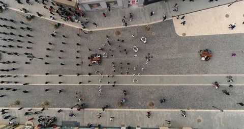 Aerial top down view: Flashmob performed by children in the central square. 4k Stockbeeldmateriaal 106182532