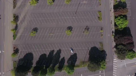 Aerial top down view flying above empty parking lot during coronavirus pandemic. 库存影片 130480829
