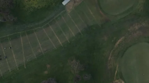 Aerial top-down view flying over a green golf course Vidéo 342579557