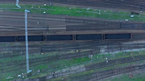 Aerial top-down view of freight train carrying coal on railway tracks Vidéo 348198779