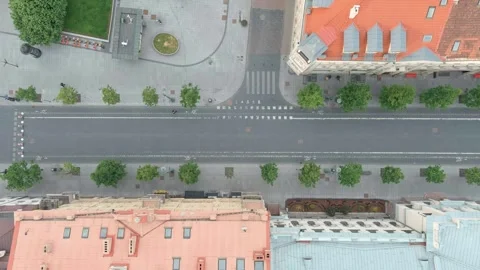 Aerial top-down view of Gediminas Avenue, the main street of Vilnius, Lithuania. 库存影片 280870577