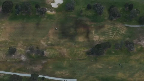 Aerial top down view of golfers playing on a large green course Vidéo 342572338