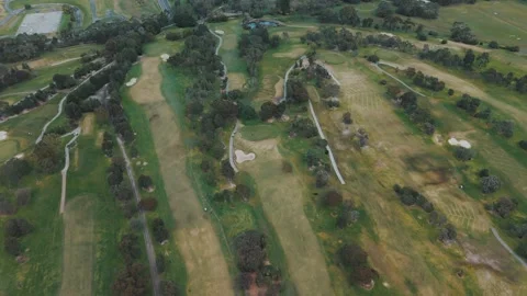 Aerial top-down view of a green golf course with players Vidéo 342526605