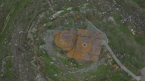 Aerial top-down view of Hayravank monastery by Lake Sevan, Armenia Vidéo 338390118