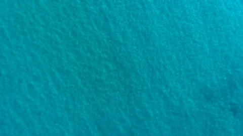 Aerial top down view from high altitude of blue azure turquoise sea water Vidéo 125877589