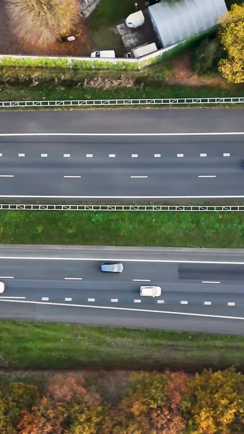 Aerial top down view of highway traffic in autumn Stockbeeldmateriaal 327109665