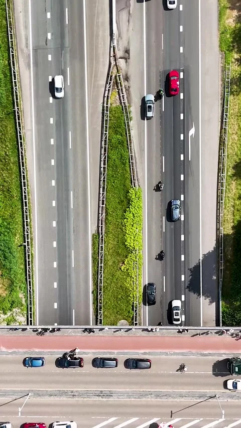 Aerial top-down view of highway traffic and junction Stockbeeldmateriaal 327109981