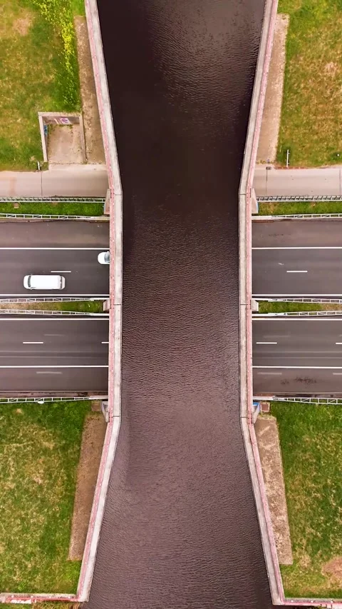 Aerial top down view of highway traffic crossing an aqueduct Stockbeeldmateriaal 327114126