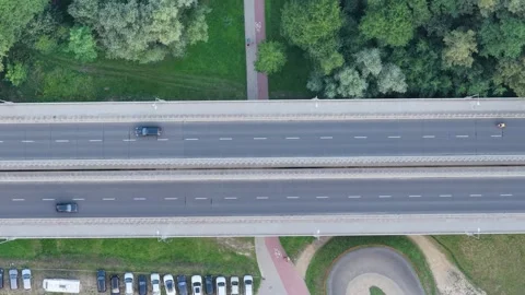 Aerial top down view of highway traffic and urban park landscape Vidéo 348211641