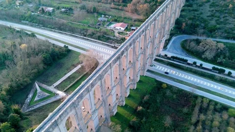 Aerial top-down view of the historic Carolino Aqueduct in Caserta 動画素材 328289959