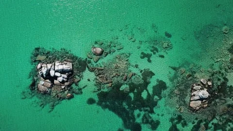 Aerial top down view of huge rocks in the sea and turquoise water. Beautiful 스톡 동영상 167721345