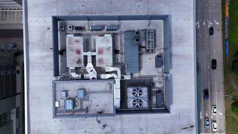 Aerial top down view of HVAC system on industrial building in Grand Rapids, MI Vidéo 344470812