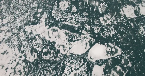 Aerial Top Down View To The Ice Pattern River.Drone Frozen Lake Covered Ice. Vídeo Stock 102482995