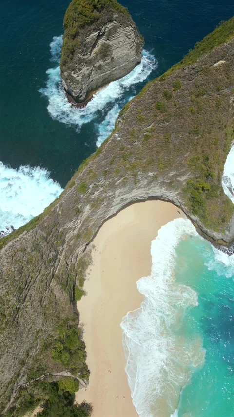 Aerial top-down view of iconic Kelingking Beach on Nusa Penida, Bali, Indonesia Video stock 340188939
