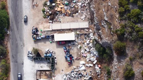 Aerial top down view of illegal open air garbage dump and recycling waste site Vídeo Stock 345695159