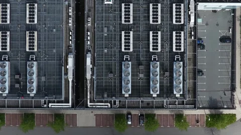 Aerial top down view of industrial hvac systems on rooftop 库存影片 334119256