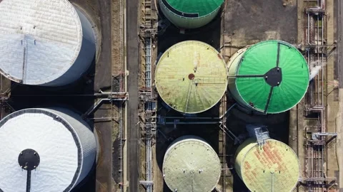 Aerial top down view of industrial oil storage tanks Video stock 336875393