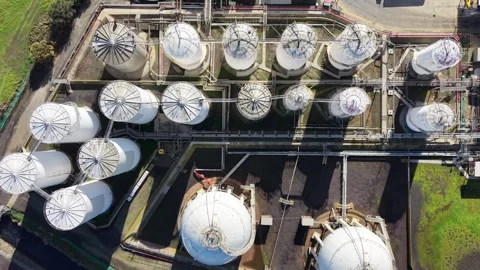 Aerial top down view of industrial oil refinery and storage tanks 스톡 동영상 336875609