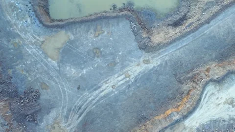 Aerial top-down view of industrial quarry with heavy machinery Vidéo 342526031