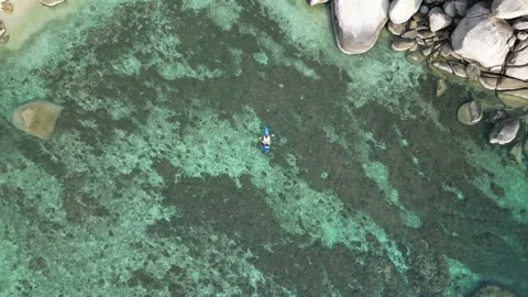 Aerial Top Down View Kayaking in Crystal Clear Turquoise Water in Koh Tao, Video stock 335582537