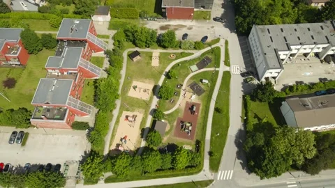 Aerial Top Down View of Kids Playing in an Urban Playground Vidéo 338026463