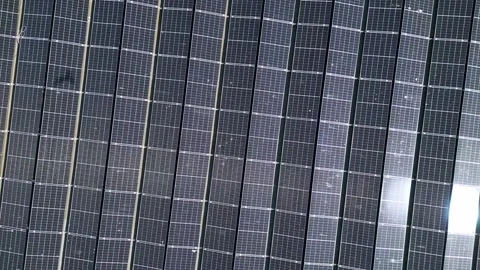 Aerial top down view of a large array of solar panels on a roof Vídeos de archivo 336958697