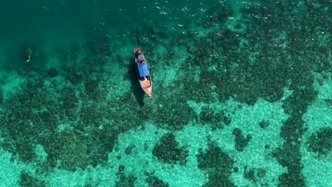 Aerial Top Down View of Longtail Boat Over Coral Reef in Thailand Vídeos de archivo 328570960