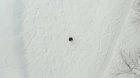 Aerial top-down view of a man launching drone in a snow covered pine forest 스톡 동영상 201677440