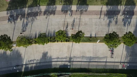 Aerial top down view of many people riding bikes in park street. Vídeo Stock 153601989