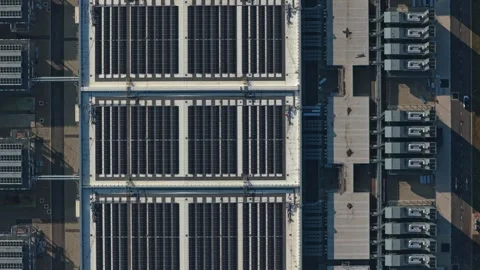 Aerial top down view of modern datacenter with rooftop solar panels 库存影片 334056941