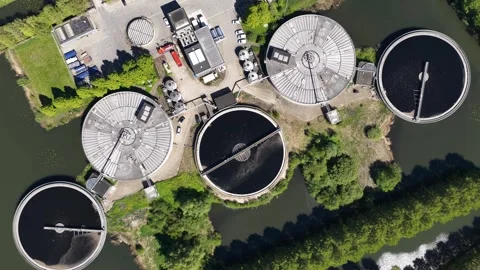 Aerial top down view of a modern wastewater treatment plant 스톡 동영상 334202001